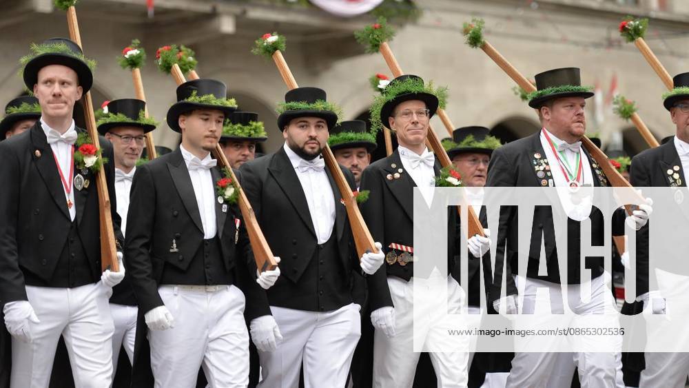 Schützen und Gäste genießen am Sonntag, den 30.08.2026, das Bürgerschützenfest in Neuss. Deutschland NRW Neuss
