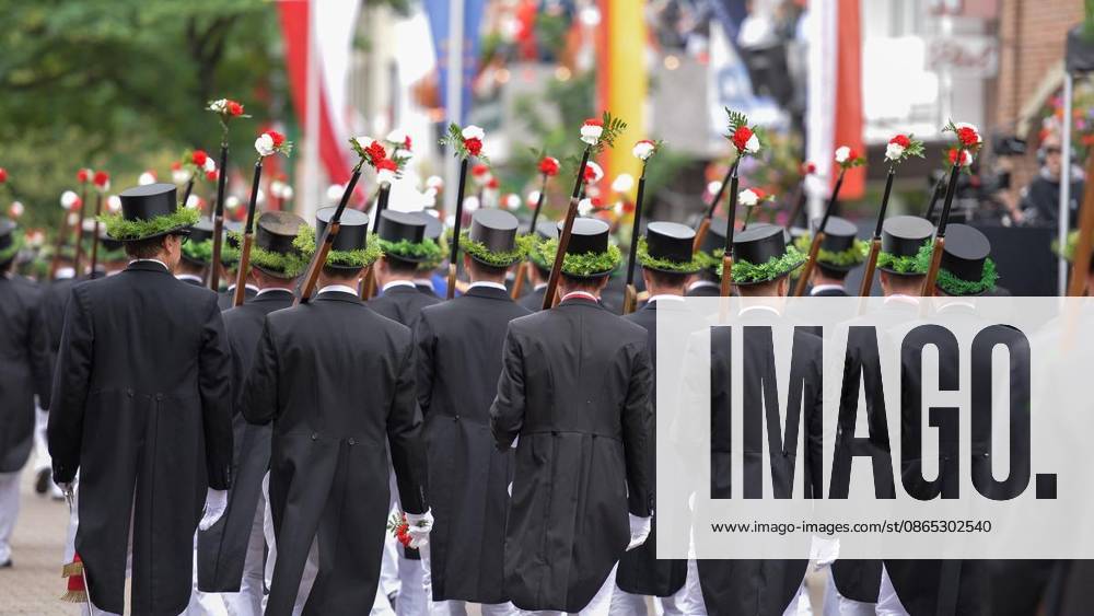 Schützen und Gäste genießen am Sonntag, den 30.08.2026, das Bürgerschützenfest in Neuss. Deutschland NRW Neuss