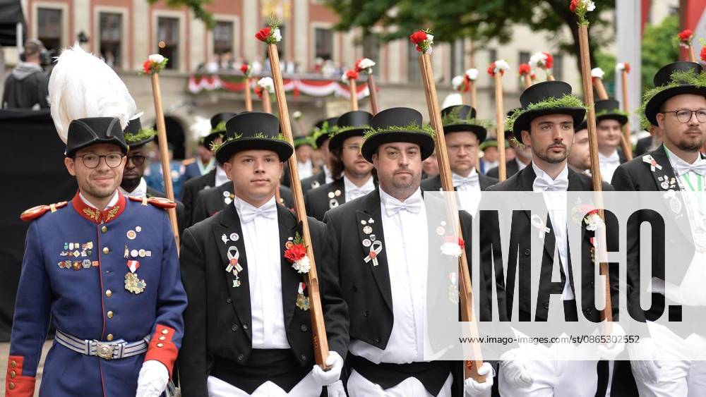 Schützen und Gäste genießen am Sonntag, den 30.08.2026, das Bürgerschützenfest in Neuss. Deutschland NRW Neuss