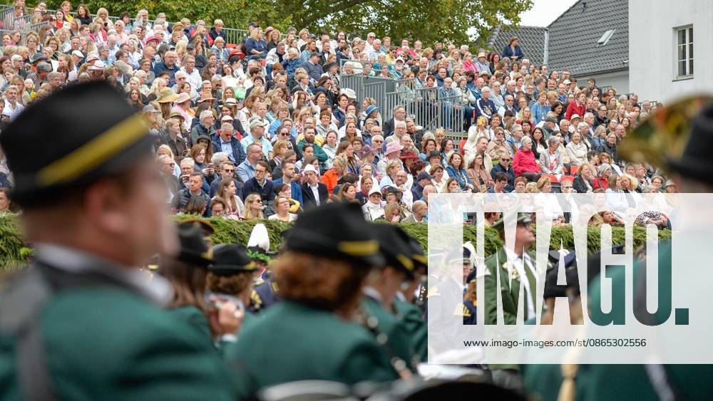 Schützen und Gäste genießen am Sonntag, den 30.08.2026, das Bürgerschützenfest in Neuss. Deutschland NRW Neuss
