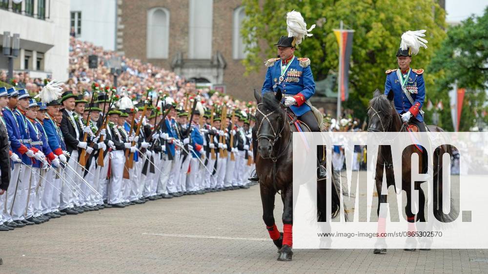 Schützen und Gäste genießen am Sonntag, den 30.08.2026, das Bürgerschützenfest in Neuss. Deutschland NRW Neuss