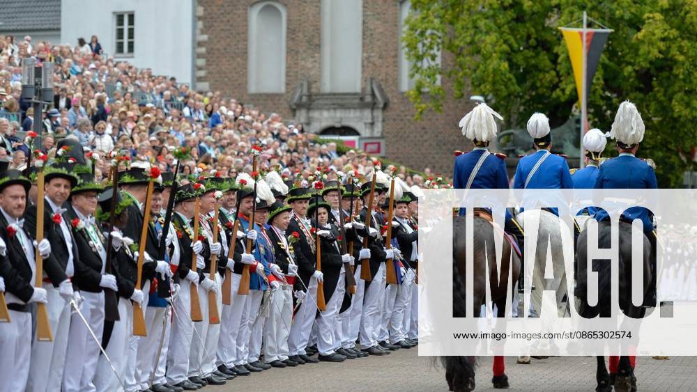 Schützen und Gäste genießen am Sonntag, den 30.08.2026, das Bürgerschützenfest in Neuss. Deutschland NRW Neuss