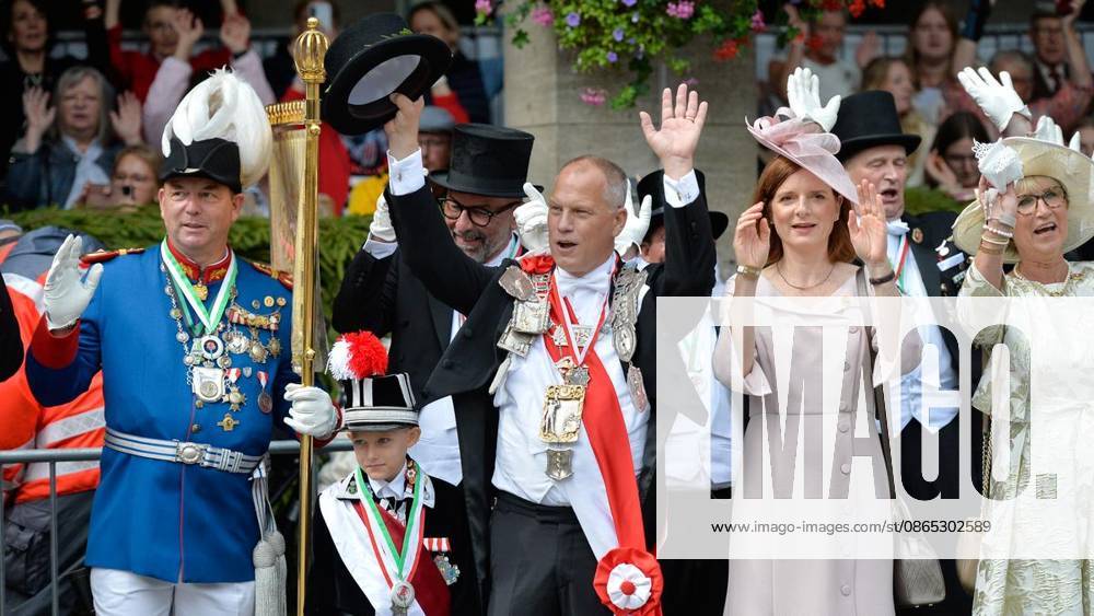 Schützenkönig Franz Josef Odendahl, Bildmitte, genießt am Sonntag, den 30.08.2026, das Bürgerschützenfest in Neuss. Deutschland NRW Neuss