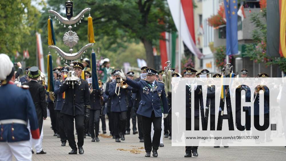 Schützen und Gäste genießen am Sonntag, den 30.08.2026, das Bürgerschützenfest in Neuss. Deutschland NRW Neuss