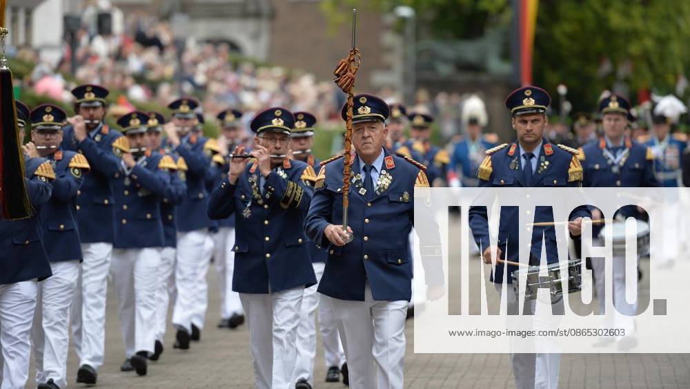 Schützen und Gäste genießen am Sonntag, den 30.08.2026, das Bürgerschützenfest in Neuss. Deutschland NRW Neuss
