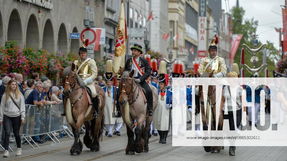 Schützen und Gäste genießen am Sonntag, den 30.08.2026, das Bürgerschützenfest in Neuss. Deutschland NRW Neuss