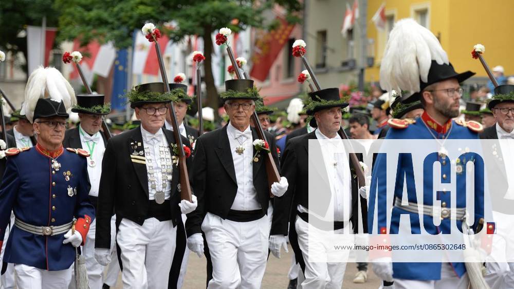 Schützen und Gäste genießen am Sonntag, den 30.08.2026, das Bürgerschützenfest in Neuss. Deutschland NRW Neuss