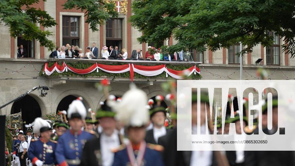 Schützen und Gäste genießen am Sonntag, den 30.08.2026, das Bürgerschützenfest in Neuss. Deutschland NRW Neuss