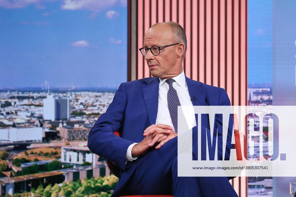 Berlin, Deutschland, 30.08.2026: ARD-Hauptstadtstudio: Sommerinterview: Bundeskanzler Friedrich Merz (CDU) kommt zum Interview