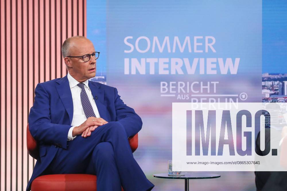 Berlin, Deutschland, 30.08.2026: ARD-Hauptstadtstudio: Sommerinterview: Bundeskanzler Friedrich Merz (CDU) kommt zum Interview