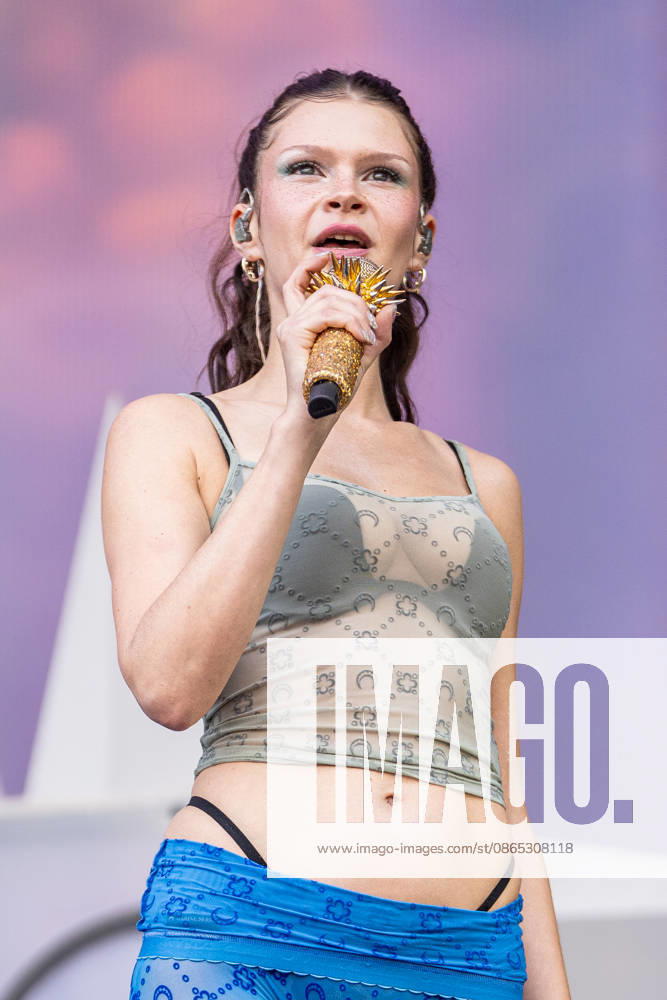 Die deutsche Rapperin Ikkimel, bürgerlich Kim Hnizdo, tritt beim Superbloom Festival am 30.08.2026 im Olympiapark München auf. München Olympiapark Bayern Deutschland