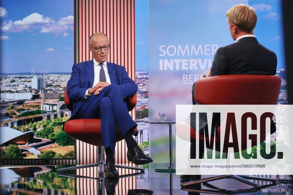 Berlin, Deutschland, 30.08.2026: ARD-Hauptstadtstudio: Sommerinterview: Bundeskanzler Friedrich Merz (CDU) und Markus Preiß beim Interview im Studio.