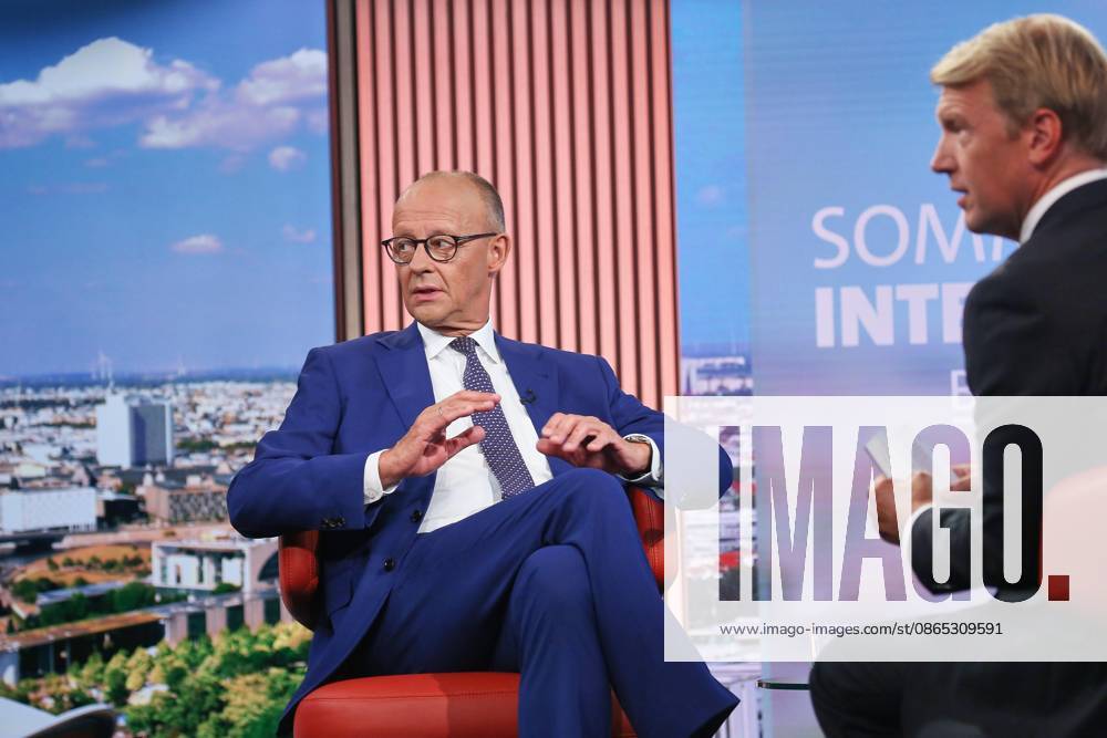 Berlin, Deutschland, 30.08.2026: ARD-Hauptstadtstudio: Sommerinterview: Bundeskanzler Friedrich Merz (CDU) und Markus Preiß beim Interview im Studio.