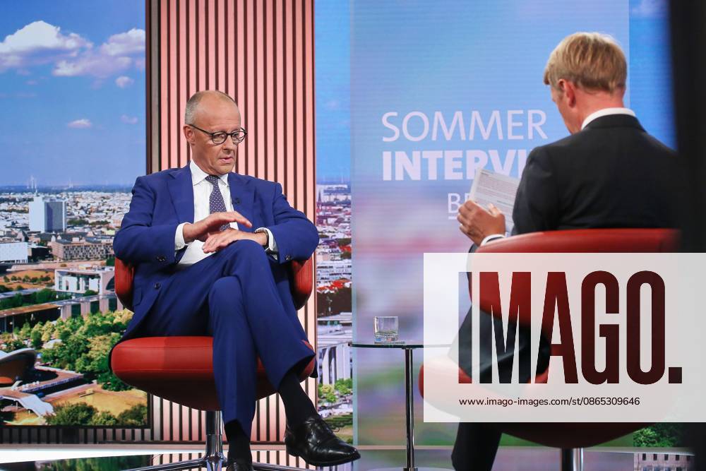 Berlin, Deutschland, 30.08.2026: ARD-Hauptstadtstudio: Sommerinterview: Bundeskanzler Friedrich Merz (CDU) und Markus Preiß beim Interview im Studio.