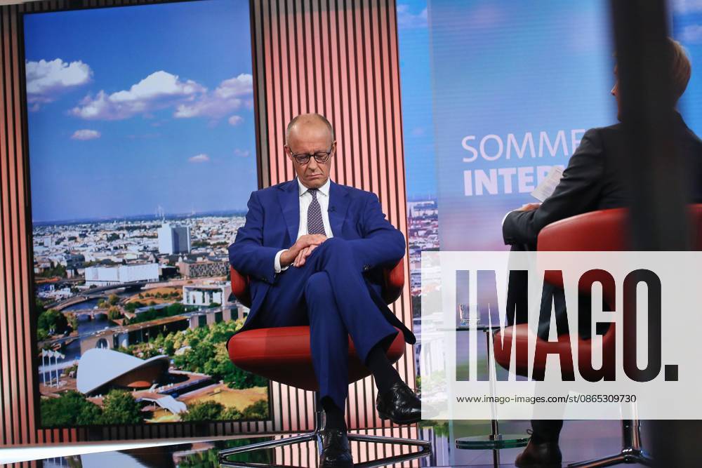 Berlin, Deutschland, 30.08.2026: ARD-Hauptstadtstudio: Sommerinterview: Bundeskanzler Friedrich Merz (CDU) und Markus Preiß beim Interview im Studio.