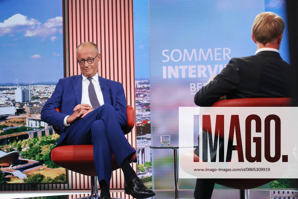 Berlin, Deutschland, 30.08.2026: ARD-Hauptstadtstudio: Sommerinterview: Bundeskanzler Friedrich Merz (CDU) und Markus Preiß beim Interview im Studio.
