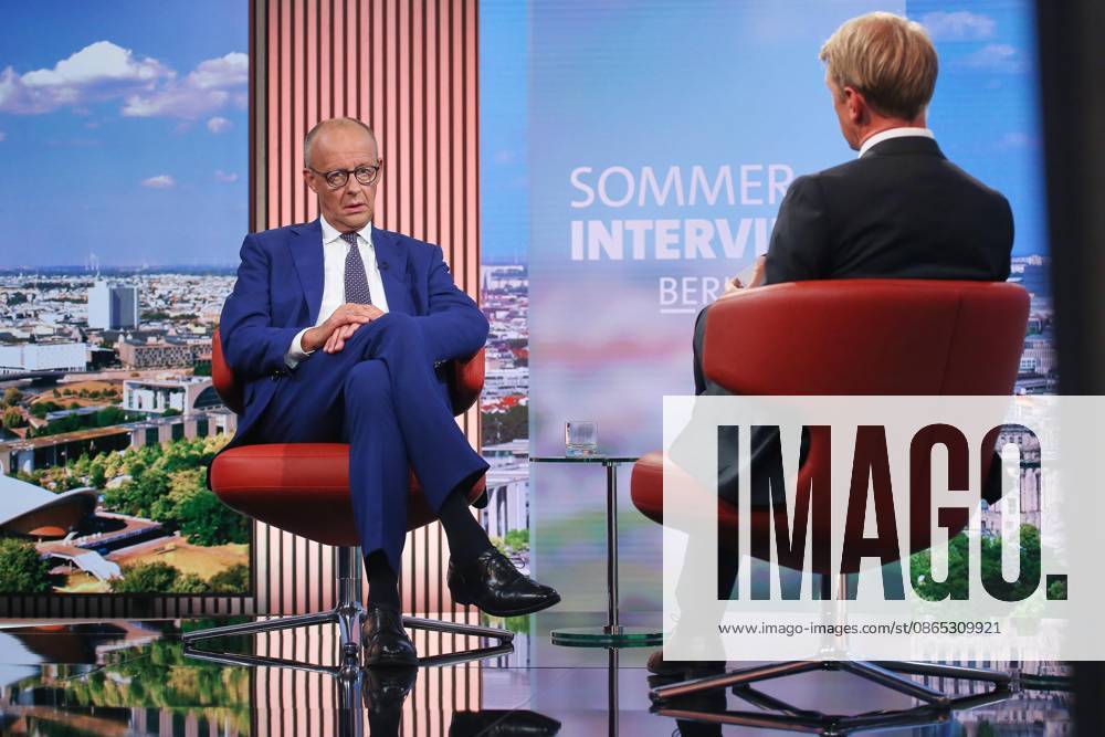 Berlin, Deutschland, 30.08.2026: ARD-Hauptstadtstudio: Sommerinterview: Bundeskanzler Friedrich Merz (CDU) und Markus Preiß beim Interview im Studio.