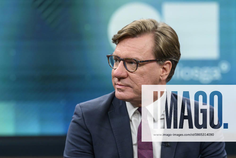 Im Bild v.l.: Nico Lange, Direktor des Instituts für Risikoanalysen und Internationale Sicherheit, GER, Berlin, Studio, zu Gast bei - Caren Miosga, Polittalk, TV, Format, Aufzeichnung, aufgezeichnet, Das Erste, aus Adlershof - am Studio 20, Thema: Russlands hybrider Krieg - wie groß ist die Gefahr für Deutschland?, 30.08.2026,