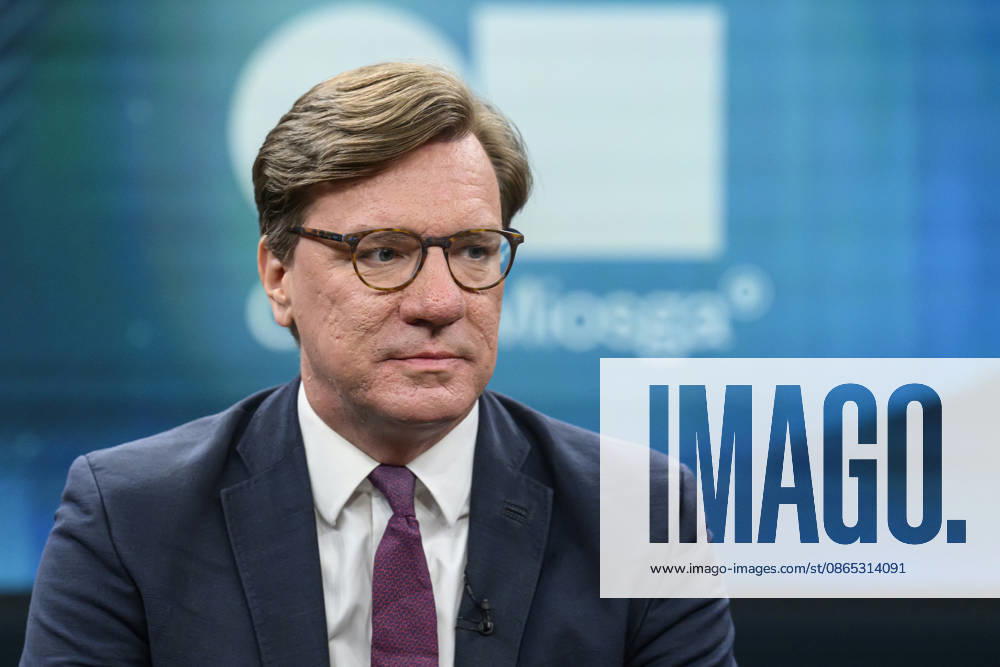 Im Bild v.l.: Nico Lange, Direktor des Instituts für Risikoanalysen und Internationale Sicherheit, GER, Berlin, Studio, zu Gast bei - Caren Miosga, Polittalk, TV, Format, Aufzeichnung, aufgezeichnet, Das Erste, aus Adlershof - am Studio 20, Thema: Russlands hybrider Krieg - wie groß ist die Gefahr für Deutschland?, 30.08.2026,