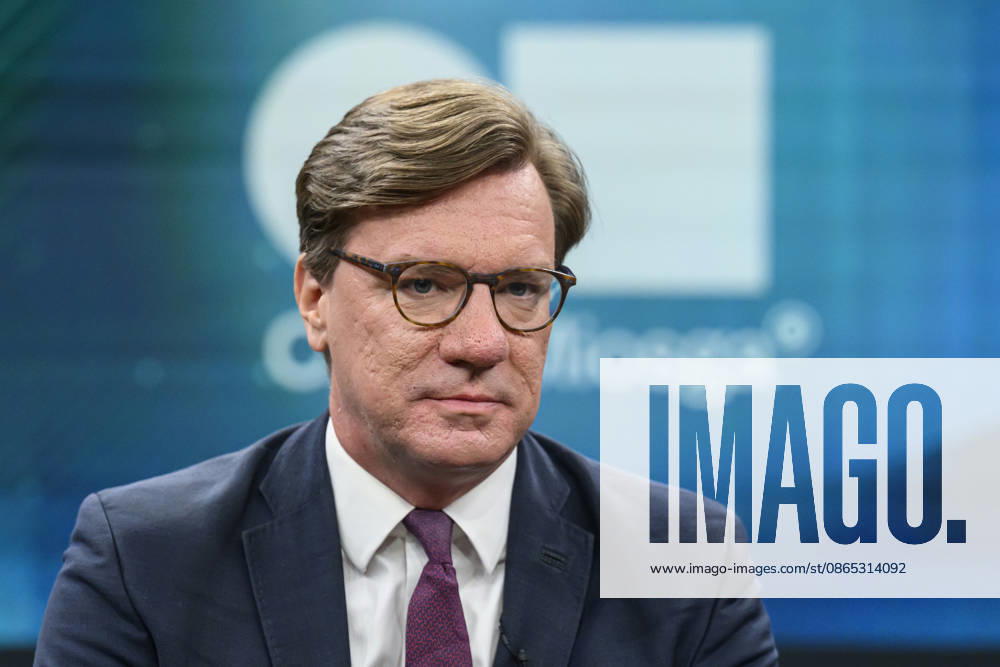 Im Bild v.l.: Nico Lange, Direktor des Instituts für Risikoanalysen und Internationale Sicherheit, GER, Berlin, Studio, zu Gast bei - Caren Miosga, Polittalk, TV, Format, Aufzeichnung, aufgezeichnet, Das Erste, aus Adlershof - am Studio 20, Thema: Russlands hybrider Krieg - wie groß ist die Gefahr für Deutschland?, 30.08.2026,