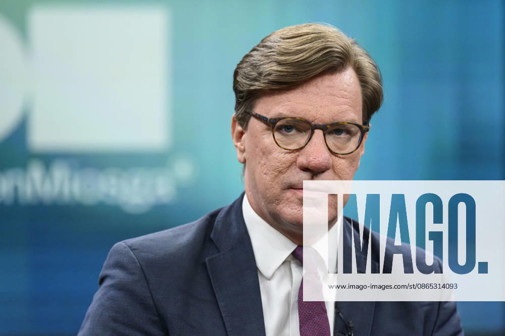 Im Bild v.l.: Nico Lange, Direktor des Instituts für Risikoanalysen und Internationale Sicherheit, GER, Berlin, Studio, zu Gast bei - Caren Miosga, Polittalk, TV, Format, Aufzeichnung, aufgezeichnet, Das Erste, aus Adlershof - am Studio 20, Thema: Russlands hybrider Krieg - wie groß ist die Gefahr für Deutschland?, 30.08.2026,