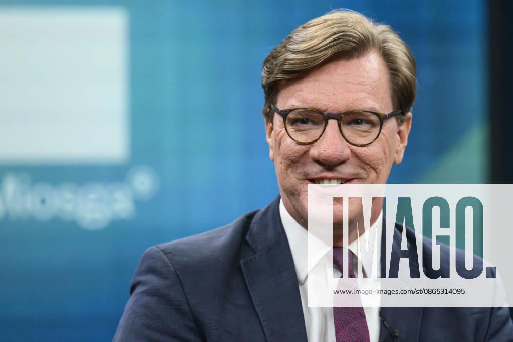 Im Bild v.l.: Nico Lange, Direktor des Instituts für Risikoanalysen und Internationale Sicherheit, GER, Berlin, Studio, zu Gast bei - Caren Miosga, Polittalk, TV, Format, Aufzeichnung, aufgezeichnet, Das Erste, aus Adlershof - am Studio 20, Thema: Russlands hybrider Krieg - wie groß ist die Gefahr für Deutschland?, 30.08.2026,