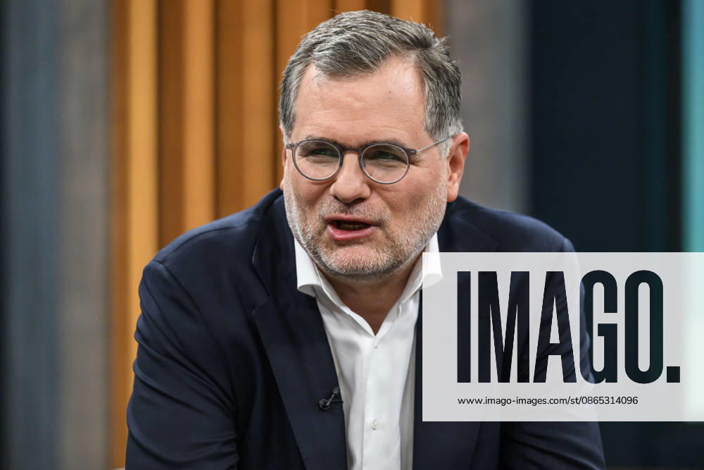 Im Bild v.l.: Wolfgang Schmidt, ehemaliger Kanzleramtschef und Beauftragter für die Nachrichtendienste, SPD, GER, Berlin, Studio, zu Gast bei - Caren Miosga, Polittalk, TV, Format, Aufzeichnung, aufgezeichnet, Das Erste, aus Adlershof - am Studio 20, Thema: Russlands hybrider Krieg - wie groß ist die Gefahr für Deutschland?, 30.08.2026,