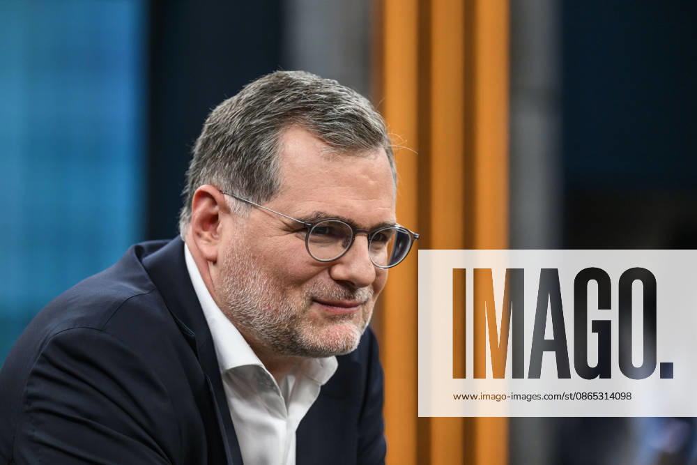 Im Bild v.l.: Wolfgang Schmidt, ehemaliger Kanzleramtschef und Beauftragter für die Nachrichtendienste, SPD, GER, Berlin, Studio, zu Gast bei - Caren Miosga, Polittalk, TV, Format, Aufzeichnung, aufgezeichnet, Das Erste, aus Adlershof - am Studio 20, Thema: Russlands hybrider Krieg - wie groß ist die Gefahr für Deutschland?, 30.08.2026,