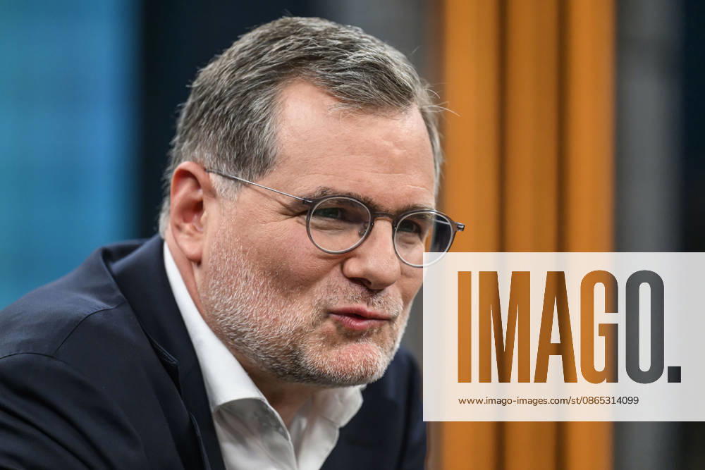 Im Bild v.l.: Wolfgang Schmidt, ehemaliger Kanzleramtschef und Beauftragter für die Nachrichtendienste, SPD, GER, Berlin, Studio, zu Gast bei - Caren Miosga, Polittalk, TV, Format, Aufzeichnung, aufgezeichnet, Das Erste, aus Adlershof - am Studio 20, Thema: Russlands hybrider Krieg - wie groß ist die Gefahr für Deutschland?, 30.08.2026,