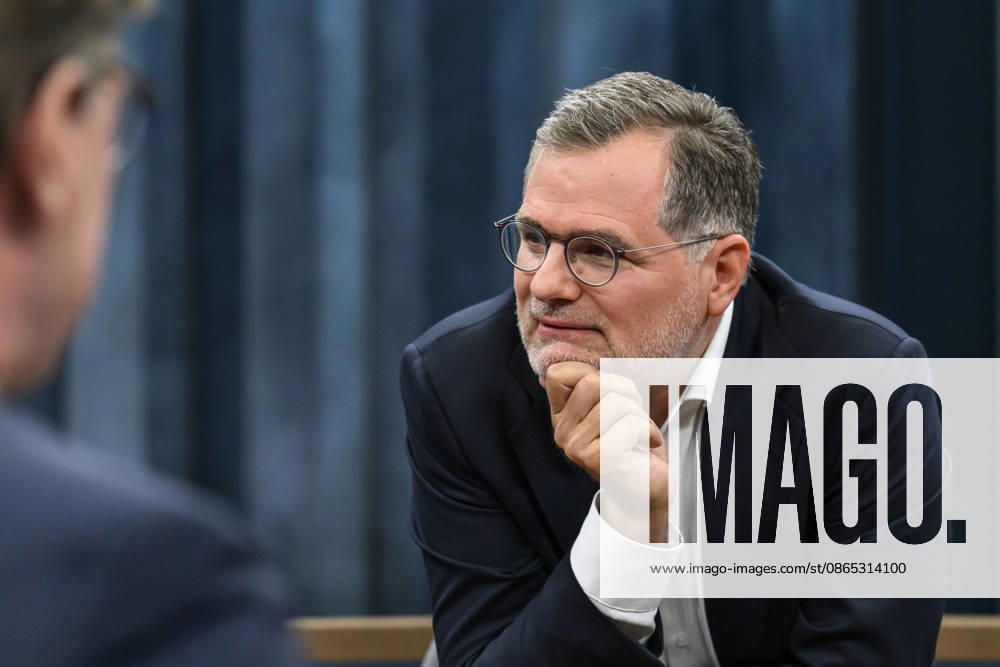 Im Bild v.l.: Wolfgang Schmidt, ehemaliger Kanzleramtschef und Beauftragter für die Nachrichtendienste, SPD, GER, Berlin, Studio, zu Gast bei - Caren Miosga, Polittalk, TV, Format, Aufzeichnung, aufgezeichnet, Das Erste, aus Adlershof - am Studio 20, Thema: Russlands hybrider Krieg - wie groß ist die Gefahr für Deutschland?, 30.08.2026,