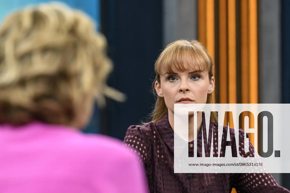 Im Bild v.l.: Hanna Notte, Sicherheits- und Russland-Expertin, Direktorin des Eurasien- Programms am James Martin Center for Nonproliferation Studies (CNS), GER, Berlin, Studio, zu Gast bei - Caren Miosga, Polittalk, TV, Format, Aufzeichnung, aufgezeichnet, Das Erste, aus Adlershof - am Studio 20, Thema: Russlands hybrider Krieg - wie groß ist die Gefahr für Deutschland?, 30.08.2026,
