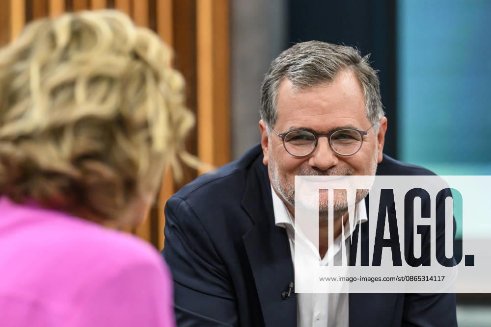 Im Bild v.l.: Wolfgang Schmidt, ehemaliger Kanzleramtschef und Beauftragter für die Nachrichtendienste, SPD, GER, Berlin, Studio, zu Gast bei - Caren Miosga, Polittalk, TV, Format, Aufzeichnung, aufgezeichnet, Das Erste, aus Adlershof - am Studio 20, Thema: Russlands hybrider Krieg - wie groß ist die Gefahr für Deutschland?, 30.08.2026,