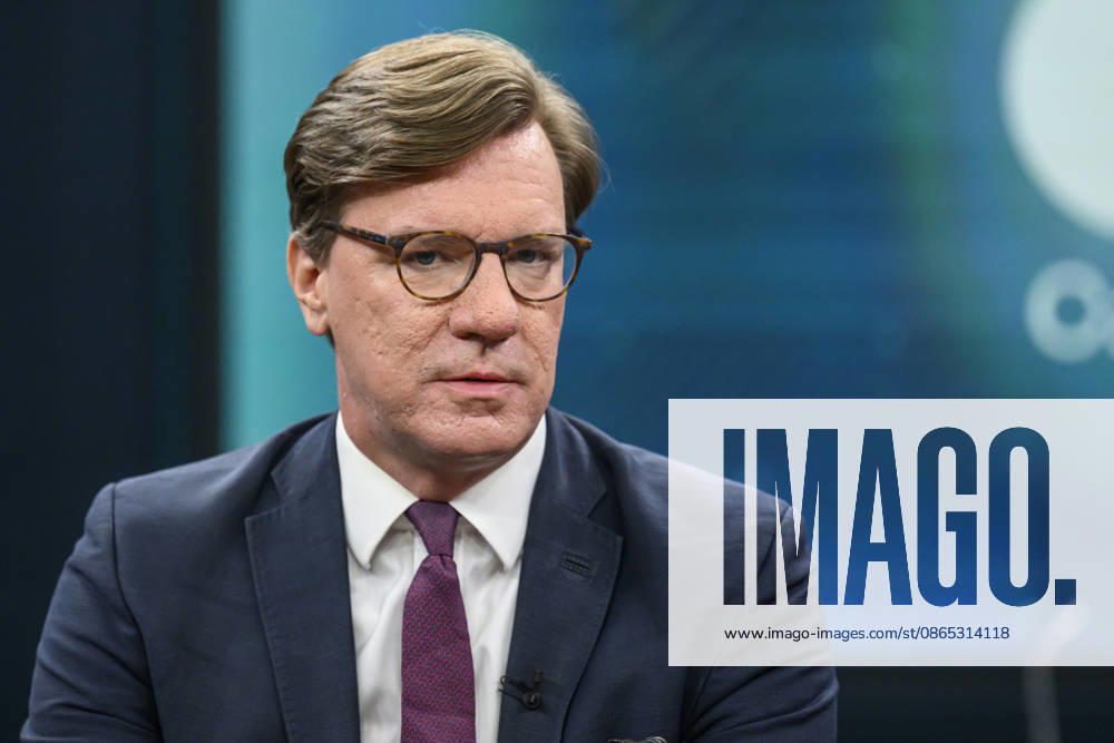 Im Bild v.l.: Nico Lange, Direktor des Instituts für Risikoanalysen und Internationale Sicherheit, GER, Berlin, Studio, zu Gast bei - Caren Miosga, Polittalk, TV, Format, Aufzeichnung, aufgezeichnet, Das Erste, aus Adlershof - am Studio 20, Thema: Russlands hybrider Krieg - wie groß ist die Gefahr für Deutschland?, 30.08.2026,