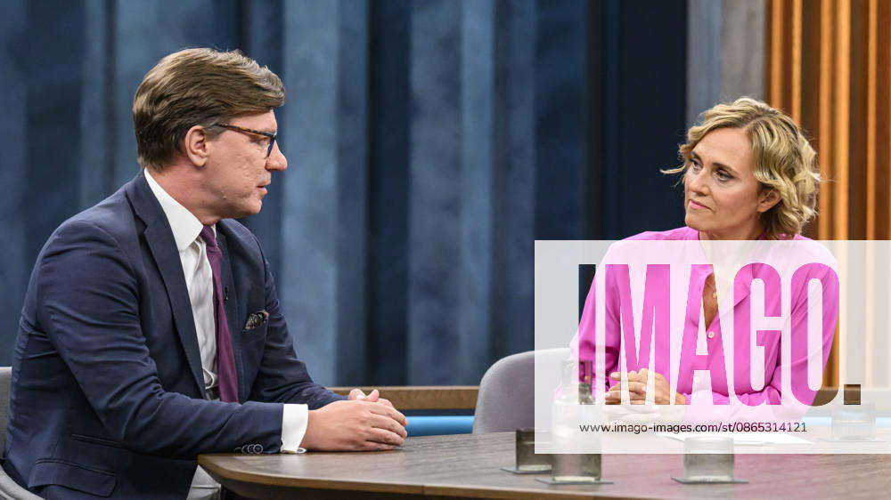 Im Bild v.l.: Nico Lange, Direktor des Instituts für Risikoanalysen und Internationale Sicherheit, im Gespraech mit Caren Miosga, GER, Berlin, Studio, zu Gast bei - Caren Miosga, Polittalk, TV, Format, Aufzeichnung, aufgezeichnet, Das Erste, aus Adlershof - am Studio 20, Thema: Russlands hybrider Krieg - wie groß ist die Gefahr für Deutschland?, 30.08.2026,