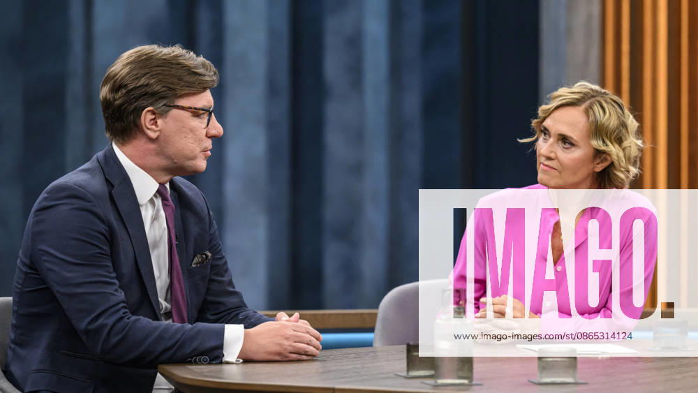 Im Bild v.l.: Nico Lange, Direktor des Instituts für Risikoanalysen und Internationale Sicherheit, im Gespraech mit Caren Miosga, GER, Berlin, Studio, zu Gast bei - Caren Miosga, Polittalk, TV, Format, Aufzeichnung, aufgezeichnet, Das Erste, aus Adlershof - am Studio 20, Thema: Russlands hybrider Krieg - wie groß ist die Gefahr für Deutschland?, 30.08.2026,