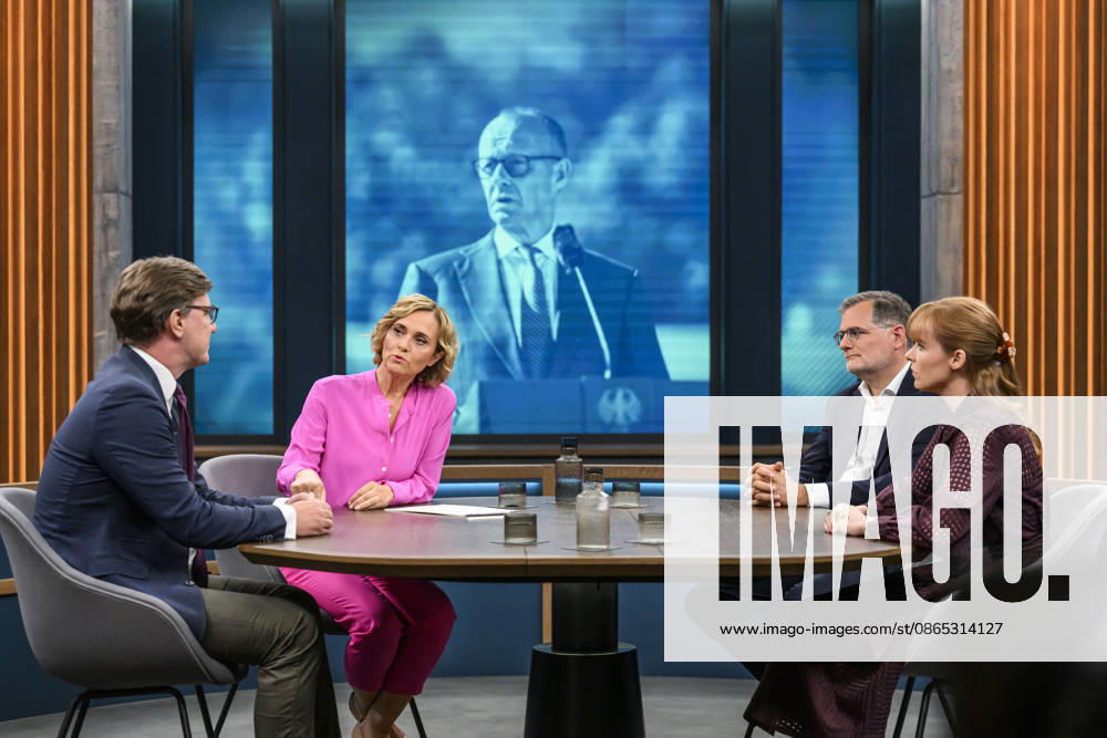 Im Bild v.l.: Nico Lange, Direktor des Instituts für Risikoanalysen und Internationale Sicherheit, im Gespraech mit Caren Miosga, Wolfgang Schmidt, ehemaliger Kanzleramtschef und Beauftragter für die Nachrichtendienste, SPD, Hanna Notte, Sicherheits- und Russland-Expertin, Direktorin des Eurasien- Programms am James Martin Center for Nonproliferation Studies (CNS), GER, Berlin, Studio, zu Gast bei - Caren Miosga, Polittalk, TV, Format, Aufzeichnung, aufgezeichnet, Das Erste, aus Adlershof - am Studio 20, Thema: Russlands hybrider Krieg - wie groß ist die Gefahr für Deutschland?, 30.08.2026,