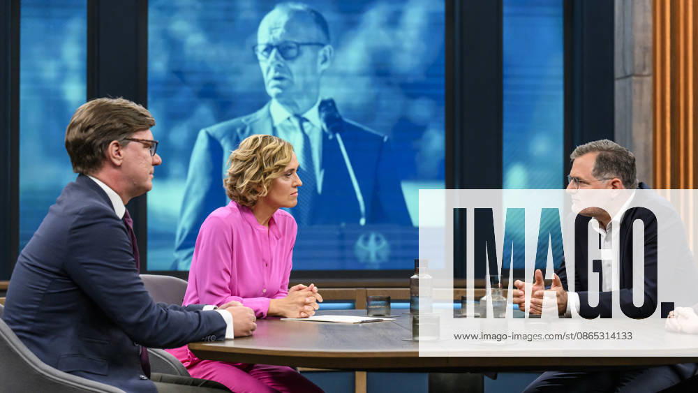 Im Bild v.l.: Nico Lange, Direktor des Instituts für Risikoanalysen und Internationale Sicherheit, Caren Miosga, im Gespraech mit Wolfgang Schmidt, ehemaliger Kanzleramtschef und Beauftragter für die Nachrichtendienste, SPD, GER, Berlin, Studio, zu Gast bei - Caren Miosga, Polittalk, TV, Format, Aufzeichnung, aufgezeichnet, Das Erste, aus Adlershof - am Studio 20, Thema: Russlands hybrider Krieg - wie groß ist die Gefahr für Deutschland?, 30.08.2026,