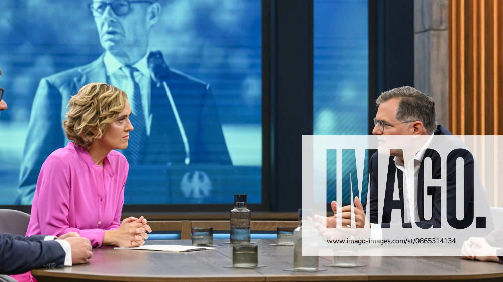 Im Bild v.l.: Wolfgang Schmidt, ehemaliger Kanzleramtschef und Beauftragter für die Nachrichtendienste, SPD, im Gespraech mit Caren Miosga, GER, Berlin, Studio, zu Gast bei - Caren Miosga, Polittalk, TV, Format, Aufzeichnung, aufgezeichnet, Das Erste, aus Adlershof - am Studio 20, Thema: Russlands hybrider Krieg - wie groß ist die Gefahr für Deutschland?, 30.08.2026,