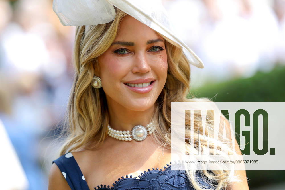Baden-Baden, Das Niederländische Model Sylvie Francoise Meis zu Besuch auf der Galopprennbahn in Iffezheim beim Pferderennen anlässlich des 156. Preis um die Casino Baden-Baden Goldene Peitsche. Baden-Baden Deutschland