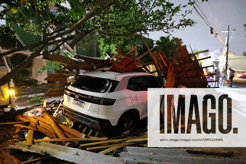 CAMPINAS, SP - 30.08.2026: TEMPORAL PROVOCA ESTRAGOS EM CAMPINAS - The storm that hit Campinas (SP) on Sunday afternoon (30) ripped the roof off the Paranapanema Health Center and the Brigida Chinaglia Costa CEI, on Rua Boaventura Lemos, in Jardim Guarani. The street was left without power and CPFL reported that it was working to restore the service. x3007584x LeandroxFerreira