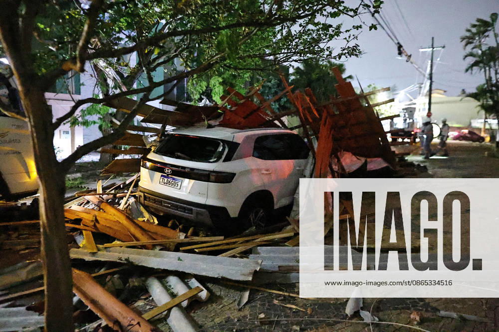 CAMPINAS, SP - 30.08.2026: TEMPORAL PROVOCA ESTRAGOS EM CAMPINAS - The storm that hit Campinas (SP) on Sunday afternoon (30) ripped the roof off the Paranapanema Health Center and the Brigida Chinaglia Costa CEI, on Rua Boaventura Lemos, in Jardim Guarani. The street was left without power and CPFL reported that it was working to restore the service. x3007594x LeandroxFerreira