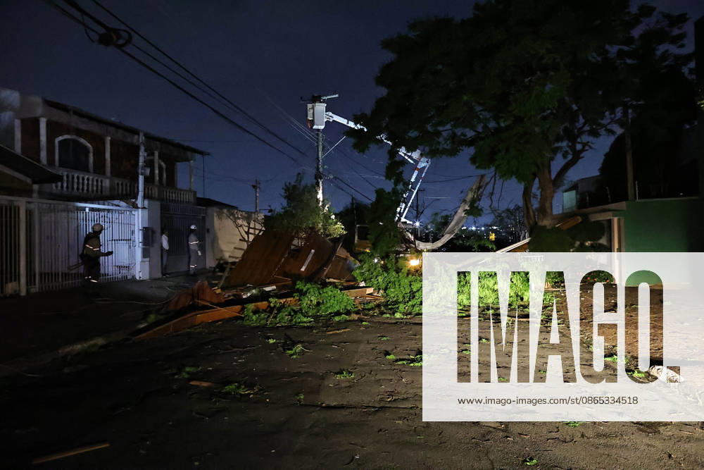 CAMPINAS, SP - 30.08.2026: TEMPORAL PROVOCA ESTRAGOS EM CAMPINAS - The storm that hit Campinas (SP) on Sunday afternoon (30) ripped the roof off the Paranapanema Health Center and the Brigida Chinaglia Costa CEI, on Rua Boaventura Lemos, in Jardim Guarani. The street was left without power and CPFL reported that it was working to restore the service. x3007596x LeandroxFerreira