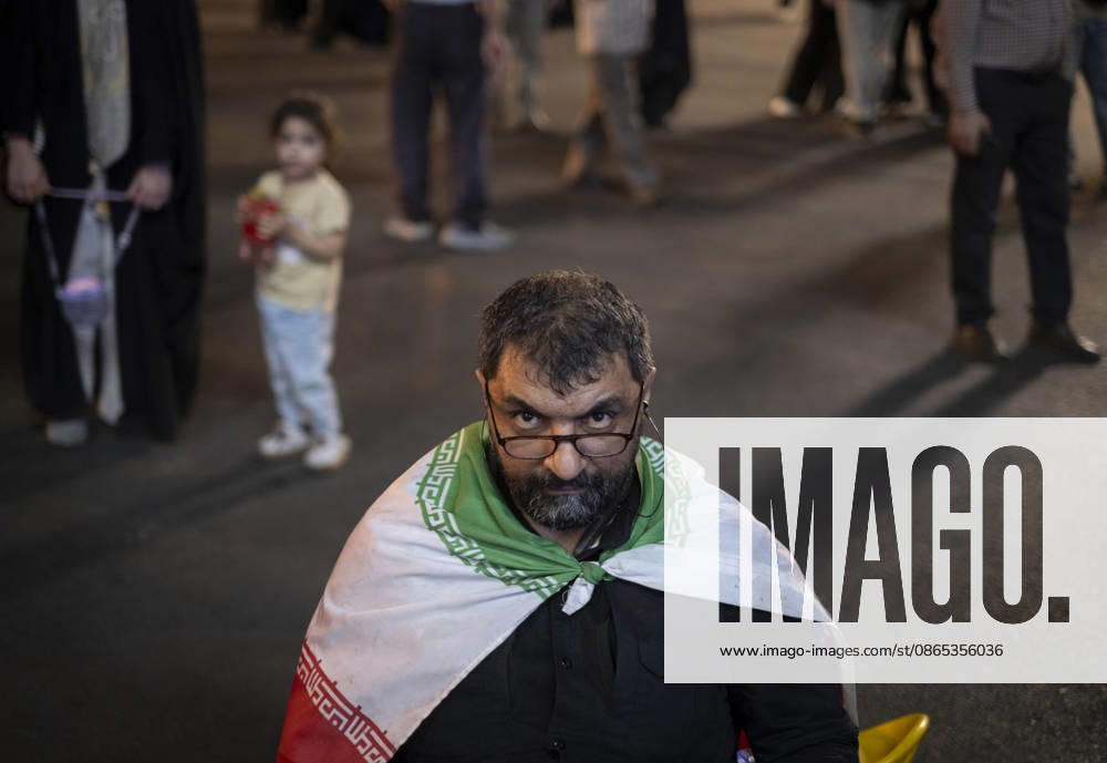 Nightly Pro-Government Rally In Tehran, Iran A pro-government supporter wearing an Iranian national flag looks on as he takes part in a nightly rally in downtown Tehran, Iran, on August 30, 2026. U.S. forces strike two Iranian military launchers on Larak Island in the Strait of Hormuz on August 30, in the first reported U.S. attack on Iranian territory since late July. Tehran Tehran Iran