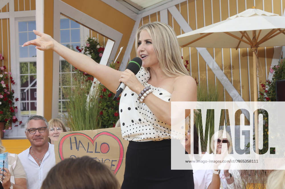 Beatrice Egli in der ARD TV-Show Immer wieder sonntags im Europa-Park. Rust