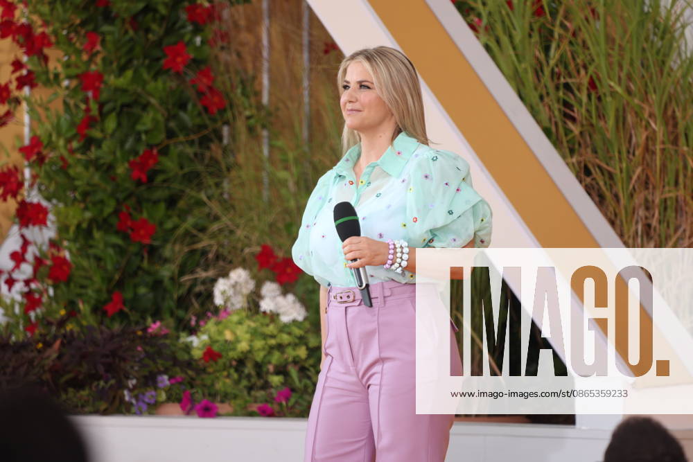 Beatrice Egli in der ARD TV-Show Immer wieder sonntags im Europa-Park. Rust