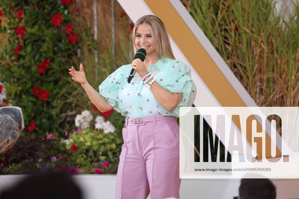 Beatrice Egli in der ARD TV-Show Immer wieder sonntags im Europa-Park. Rust