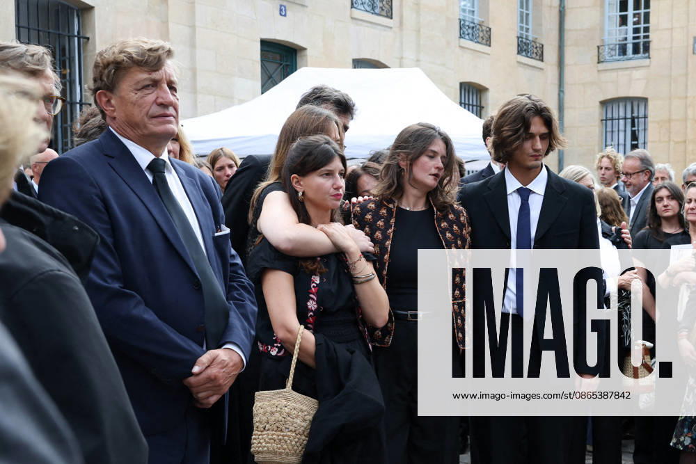 Emmanuel Altmayer, the children Roxane, Candice, Alice, and Felix Altmayer Leaving Nicolas Altmayer’s funeral at the Church of Saint-Germain-des-Prés in Paris on August 31, 2026 Dominique Jacovides Cyril Moreau Bestimage Leaving Nicolas Altmayer’s funeral at the Church of Saint-Germain-des-Prés in Paris on August 31, 2026, Paris, France