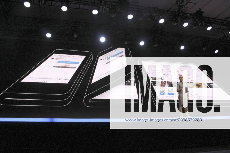 Samsung s foldable smartphone A senior Google LLC official speaks at a developer conference in San Francisco on Nov. 7, 2018. Google is cooperating with Samsung Electronics Co. to develop foldable smartphones.
