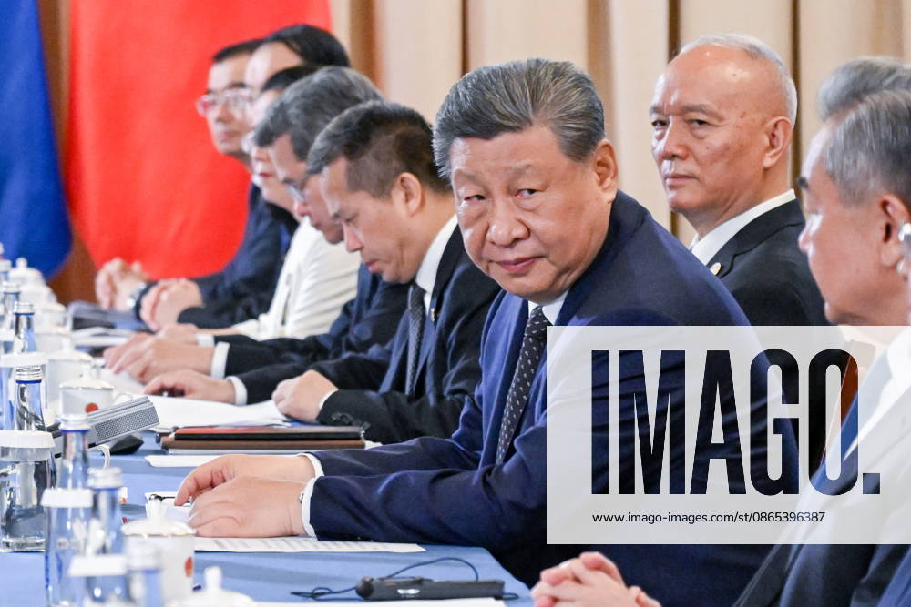 KYRGYZSTAN, BISHKEK - AUGUST 31, 2026: China s President Xi Jinping (C) is seen during a meeting with Russias President Vladimir Putin at the Hyatt Regency Bishkek Hotel on the sidelines of the 2026 SCO Summit Bishkek Kyrgyzstan - ZUMAt113 20260831_zaa_t113_174