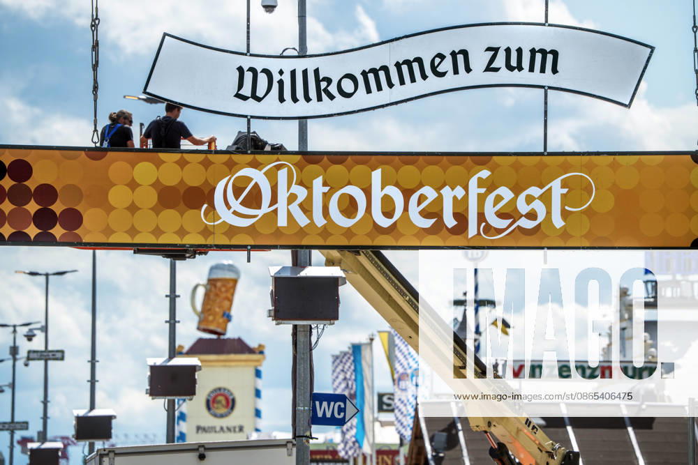 Willkommen zum Oktoberfest, letzte Arbeiten am Haupteingang zum Oktoberfest 2026, das in knapp drei Wochen am 19. September startet, Theresienwiese, München, 31. August 2026 Deutschland, München, 31. August 2026, Willkommen zum Oktoberfest, letzte Arbeiten am Haupteingang zum Oktoberfest 2026, das in knapp drei Wochen am 19. September startet, Theresienwiese, Wiesn, Bayern, bayerisch,
